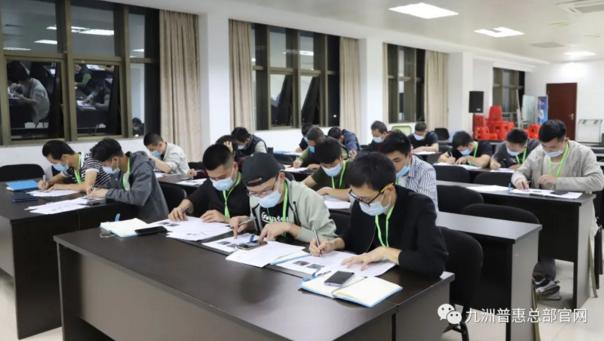 学员课堂认真考试